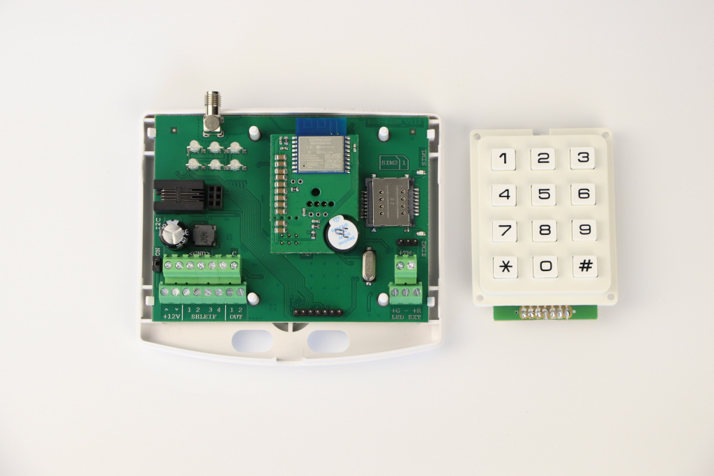 БРО-4 GSM с установленным модулем МС-WiFi-4GSM, клавиатура рядом перед сборкой